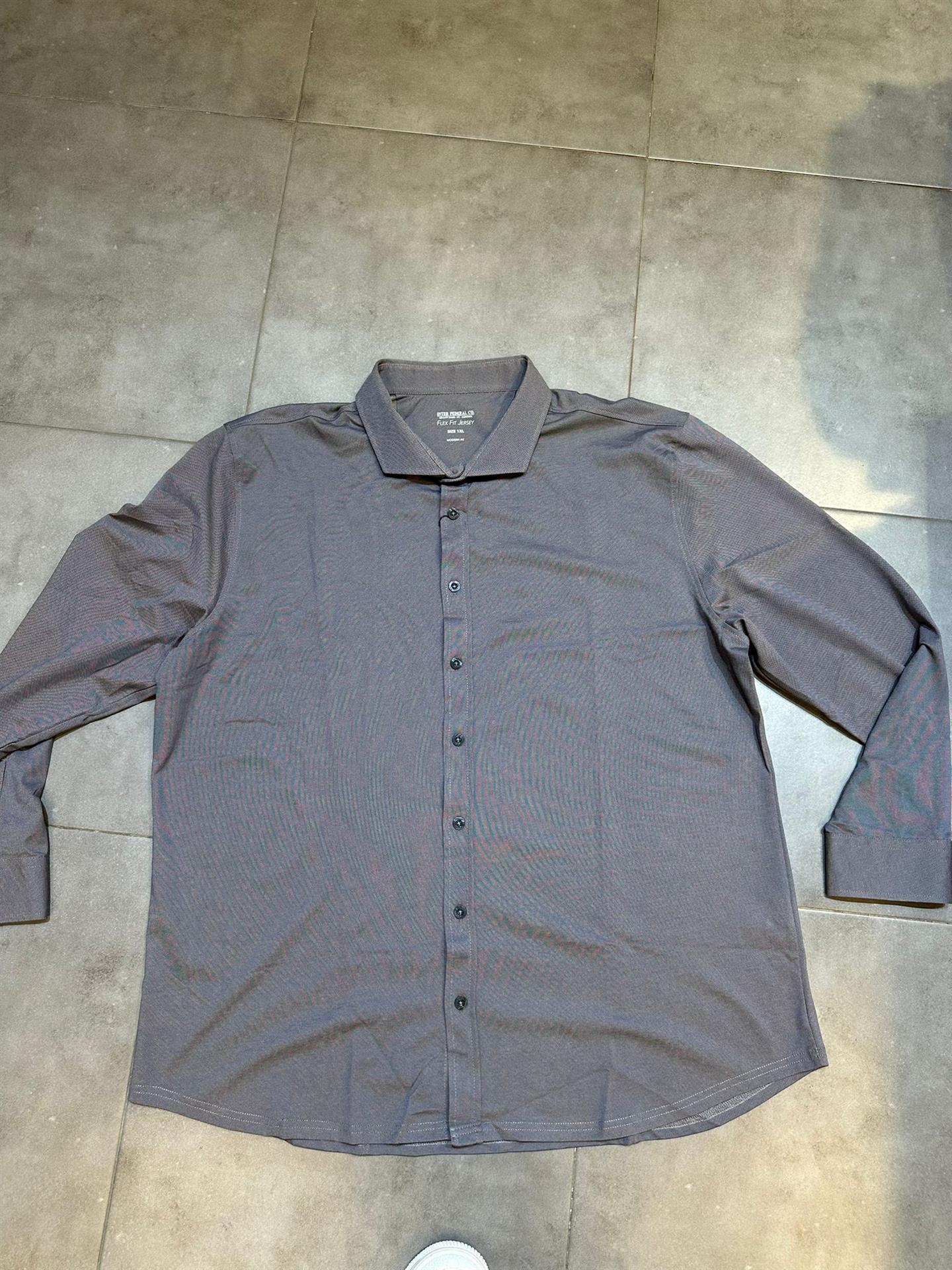 חולצה מכופתרת חלקה מבד אוקספורד דק צבע סגול חציל