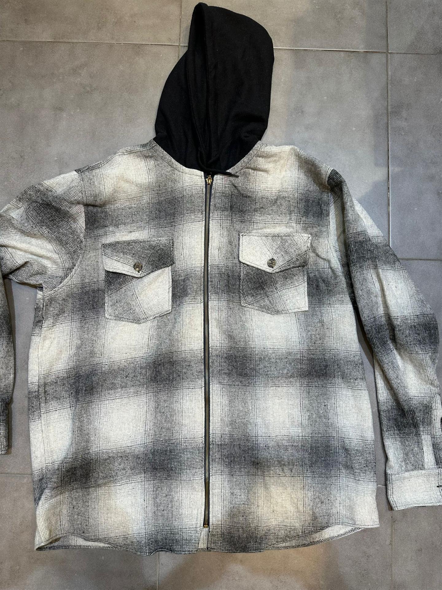 עליונית עם קפוצ'ון משובצת שחור /לבן