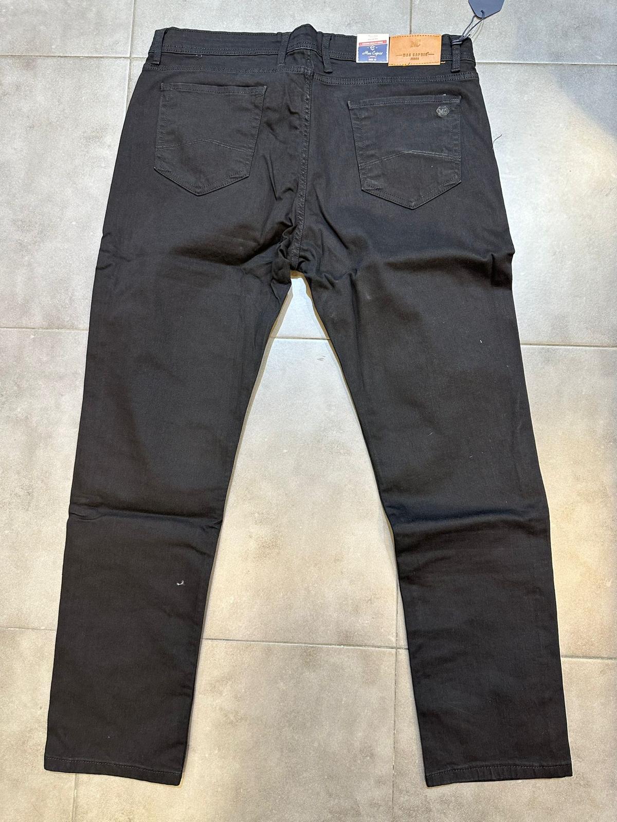 ג'ינס בגזרה ישרה לייקרה כולל בחגורה צבע שחור פחם