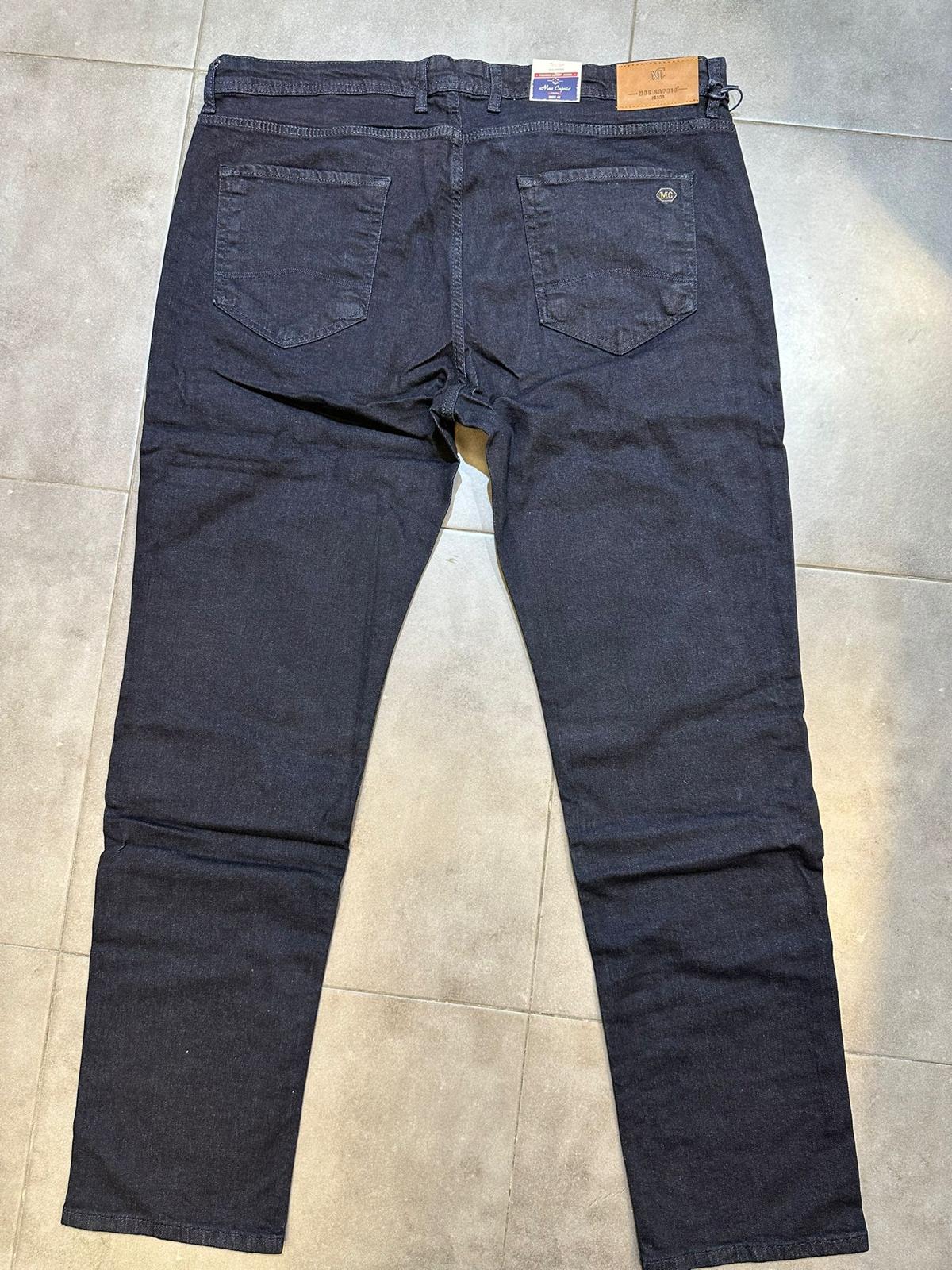 ג'ינס בגזרה ישרה לייקרה כולל בחגורה צבע כחול כהה