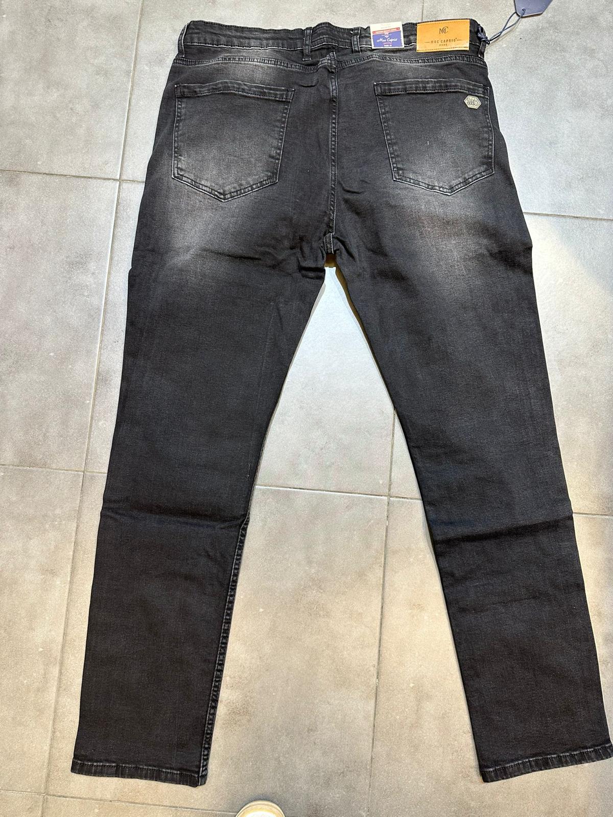 ג'ינס בגזרה ישרה לייקרה כולל בחגורה צבע שחור עם שיפשוף לייט