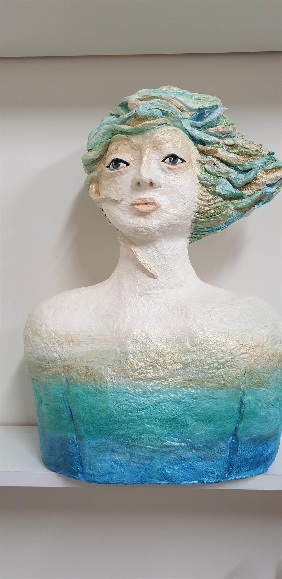 פסל דמות מעיסת נייר עם  שיער גלי ים של רוית