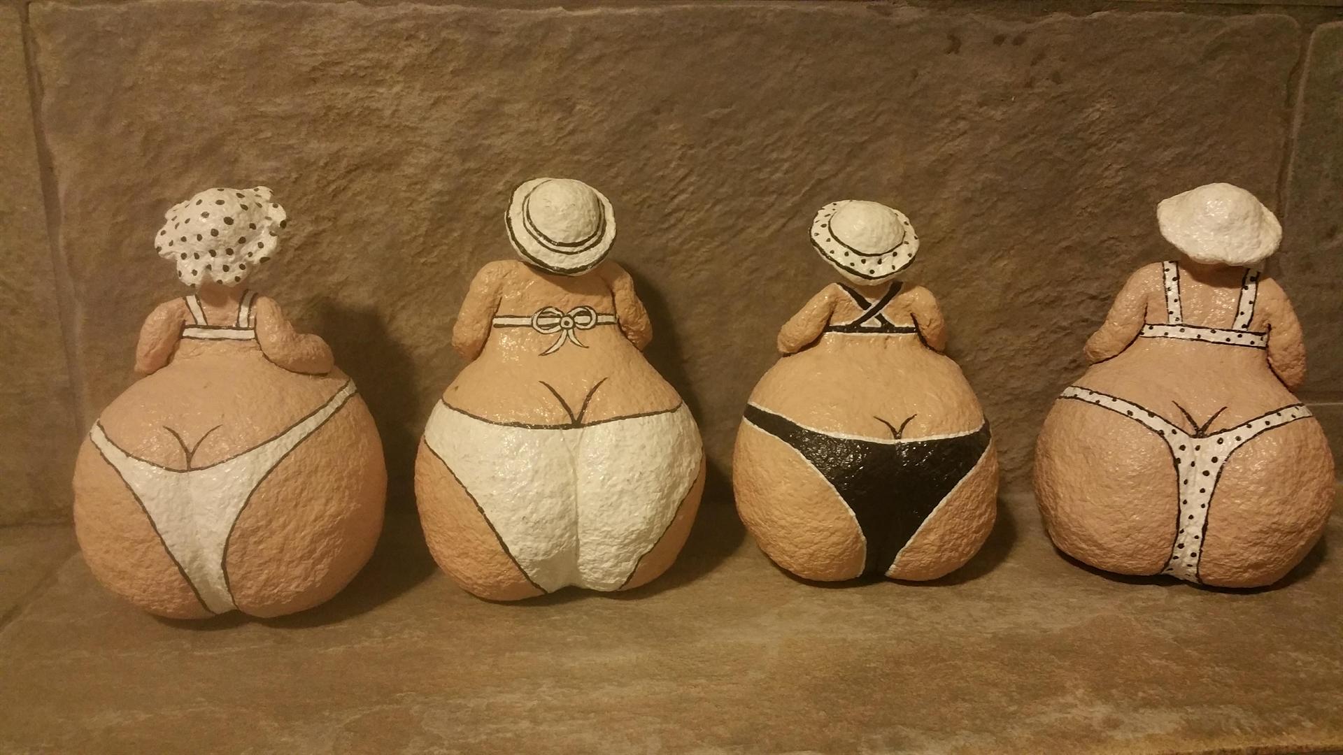 4 נשים בביקיני ומגבעת (בשחור ולבן)