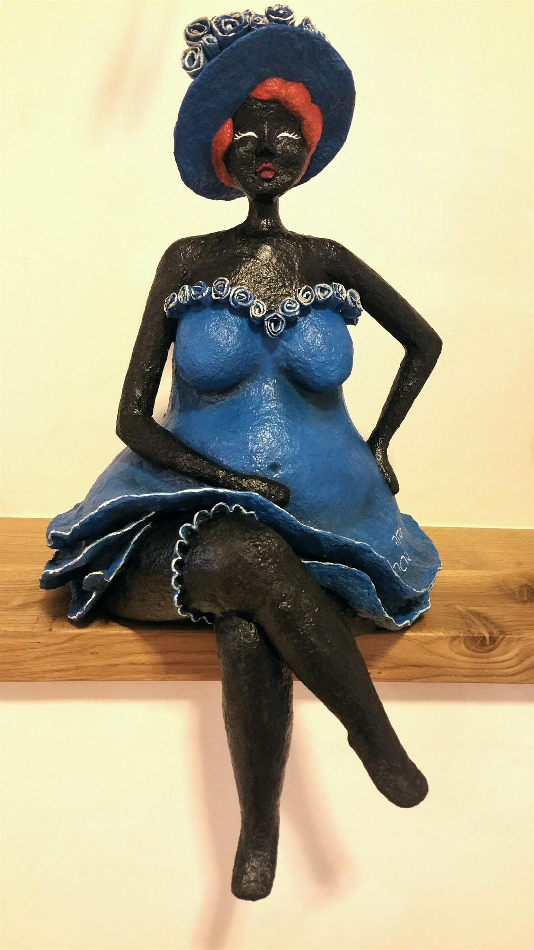 אשה עם שמלה כחולה