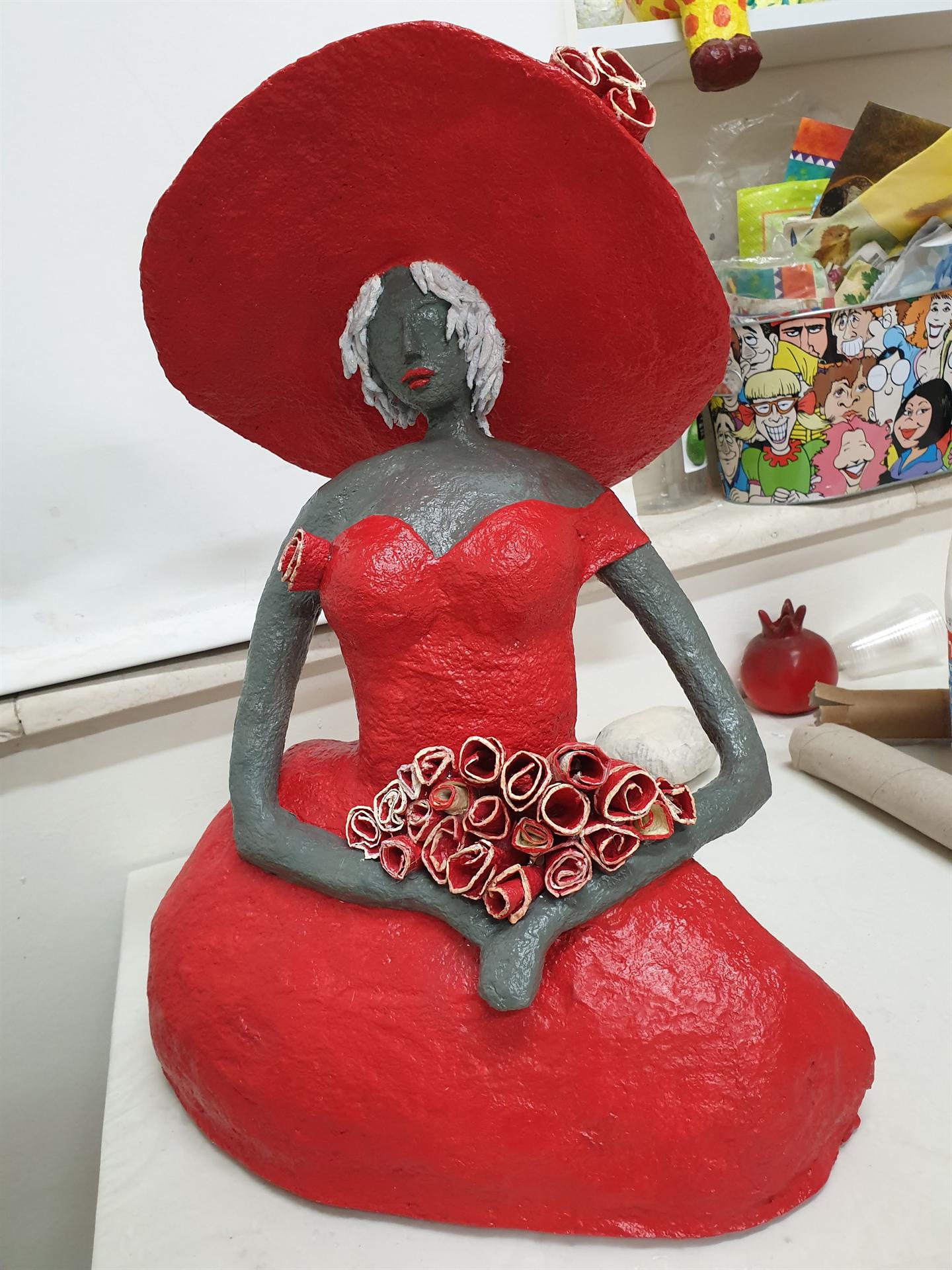 פסל האישה באדום מעיסת נייר של טובה