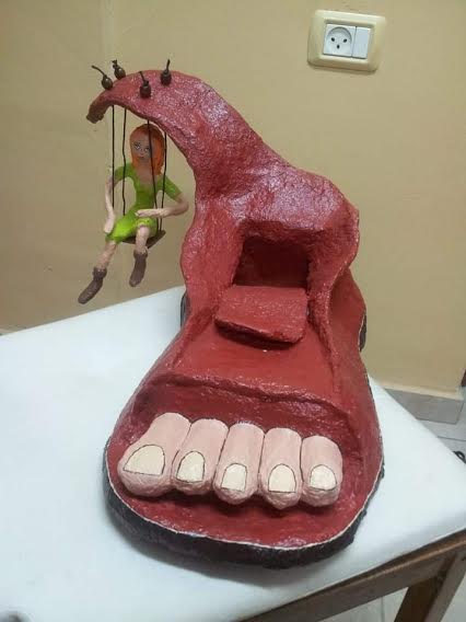 פסל נעל עם ילדה מתנדנדת של אילנית