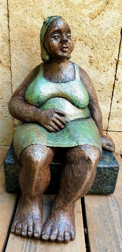הסטודיו של אדוה - שלבי הכנת פסל מעיסת נייר: אשה גדולה יושבת