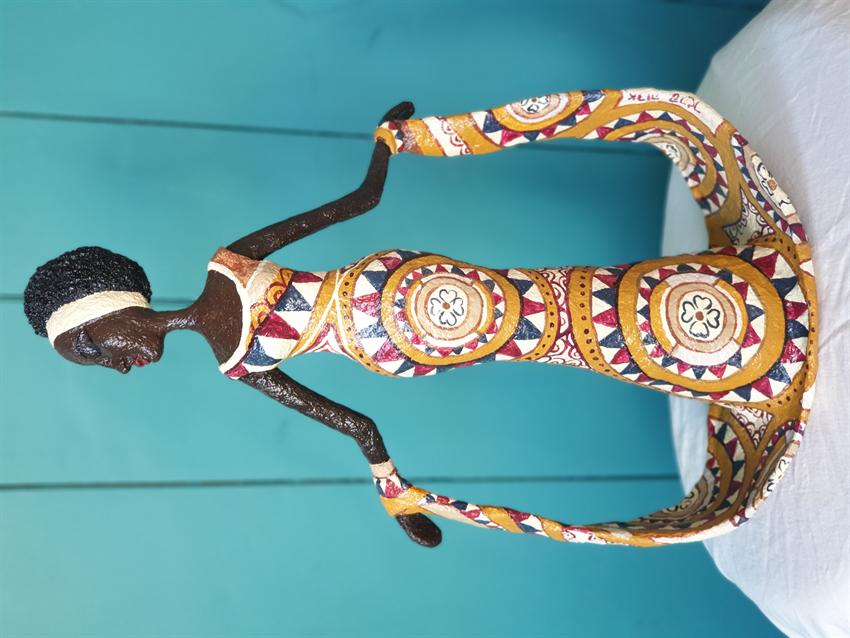 הסטודיו של אדוה - שלבי הכנת פסל אשה בשמלה אתנית מעיסת נייר