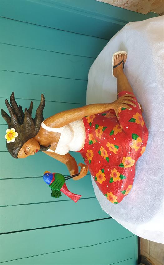 הסטודיו של אדוה - שלבי הכנת פסל מעיסת נייר: נערה בחצאית אדומה אוחזת תוכי