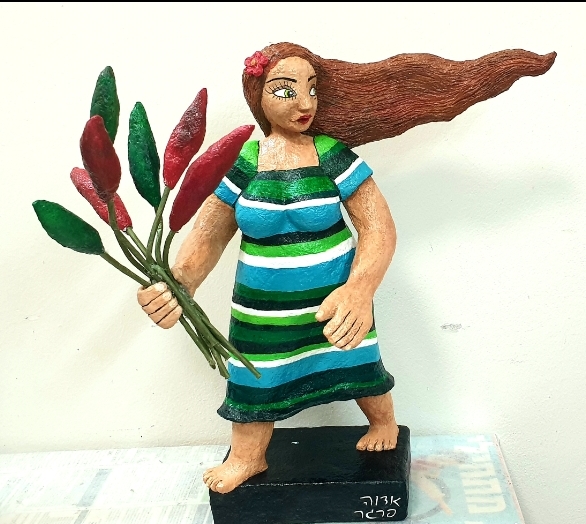 הסטודיו של אדוה- שלבי הכנת פסל נערה עם צרור פלפלים