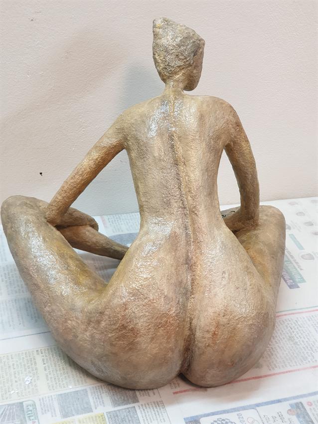 הסטודיו של אדוה - שלבי הכנת פסל אשה רוכנת דמוי אבן/חימר מעיסת נייר